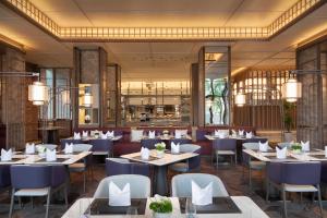 En restaurant eller et andet spisested på HUALUXE Hotels and Resorts Xianyang