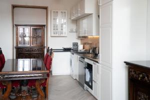 Kuchyň nebo kuchyňský kout v ubytování Liberty Square View Ultra Central Flat + 11 fotografií