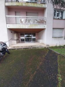 un parcheggio vuoto di fronte a un edificio di Studio Beauséjour a Niort