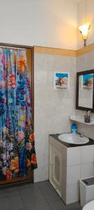 TV a/nebo společenská místnost v ubytování RungrueangPoolvilla รุ่งเรืองพูลวิลล่า