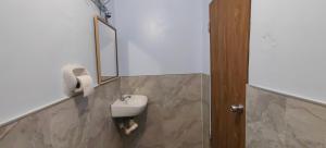 un bagno con lavandino e specchio di Eashanti's Place a San Vicente