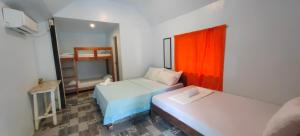 una piccola stanza con due letti e una finestra di Eashanti's Place a San Vicente