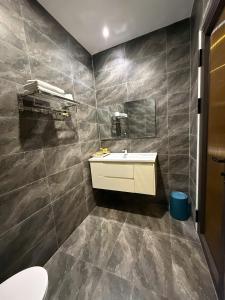 um banheiro com pia e vaso sanitário em Bacnam Quang Ngai Hotel em Kon Rung (1)