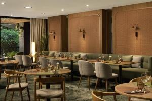 ein Restaurant mit Tischen und Stühlen mit Gläsern darauf in der Unterkunft NH Madrid Ventas in Madrid + 34 Fotos