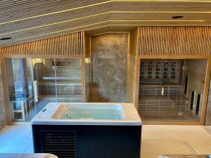 un ampio bagno con vasca in una stanza di Apartamenty Krupówki 20 a Zakopane