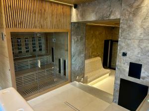 bagno con doccia e panca in camera di Apartamenty Krupówki 20 a Zakopane