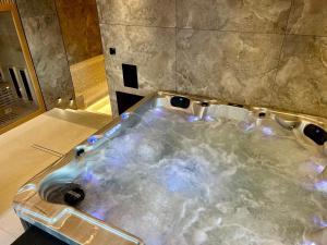una vasca idromassaggio in bagno con di Apartamenty Krupówki 20 a Zakopane Altre 48 foto