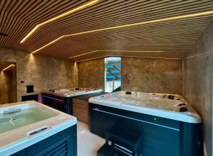un ampio bagno con due vasche idromassaggio di Apartamenty Krupówki 20 a Zakopane