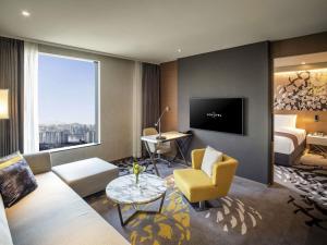 TV a/nebo společenská místnost v ubytování Novotel Suites Ambassador Seoul Yongsan