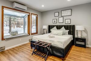 En eller flere senge i et værelse på Hot Tub and Game Room Spacious Poconos Escape! + 36 billeder