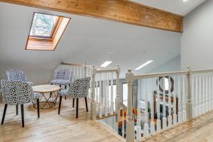 Et opholdsområde på Hot Tub and Game Room Spacious Poconos Escape!