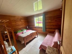 a small room with a bed and a window at Ti' case la plaine in La Plaine des Palmistes