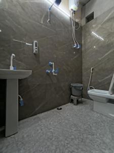 une salle de bains avec lavabo et toilettes dans l'établissement The Street homestay, à Agra 42 autres photos