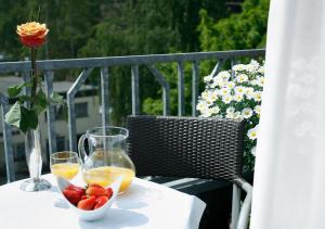 a table with two glasses and a bowl of strawberries at Hotel Regina - Bed & Breakfast Köln in Cologne