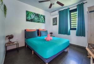 Postel nebo postele na pokoji v ubytování Teahupo'o Lodge Tahiti - Fare Terre et Mer - climatisé - canoe et paddle