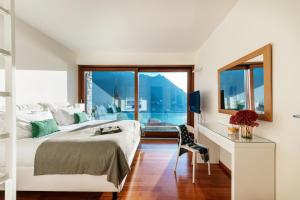 une chambre avec un lit et un bureau avec un miroir dans l'établissement Villa Mara - by MyHomeInComo, à Côme 69 autres photos