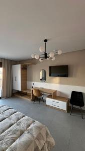 En eller flere senge i et værelse på Suite Rooms-Fine Living VEVI + 44 billeder