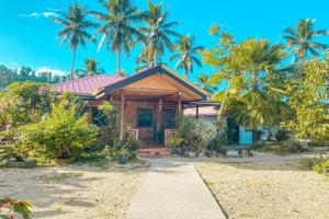 una casa con delle palme davanti di Eashanti's Place a San Vicente