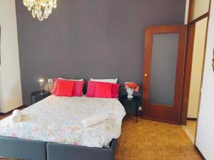 een slaapkamer met een groot bed met rode kussens bij Charming Central Relais in Bergamo