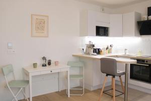 Køkken eller tekøkken på Charming 28 m Love Nest in Vanves