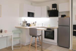 Køkken eller tekøkken på Charming 28 m Love Nest in Vanves