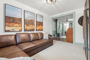 ein Wohnzimmer mit einer braunen Ledercouch in der Unterkunft The Loft in Whitefish