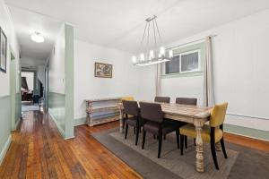 ein Esszimmer mit Tisch und Stühlen in der Unterkunft The Loft in Whitefish