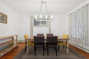 ein Esszimmer mit einem Holztisch und Stühlen in der Unterkunft The Loft in Whitefish