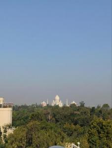 - une vue sur une ville au loin dans l'établissement The Street homestay, à Agra
