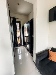 Et tv og/eller underholdning på Puri Sharai Homestay