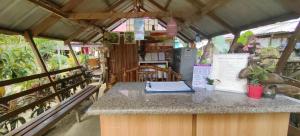 una cucina con bancone e un libro sopra di Eashanti's Place a San Vicente