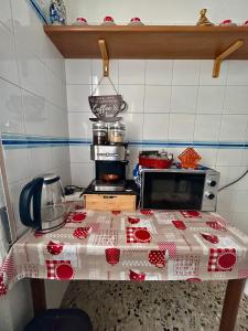 eine Küche mit einem Tisch mit einer Tischdecke in der Unterkunft Dilman appartamento in Poggiridenti + 24 Fotos