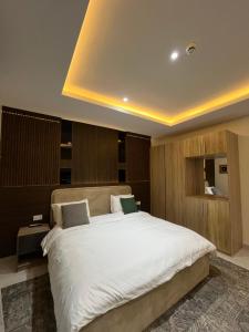 a bedroom with a large white bed in a room at Apex apartment in Ilado