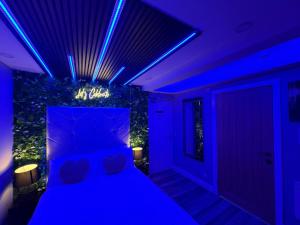 Giường trong phòng chung tại Luxury Suites