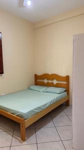 een slaapkamer met een bed in een kamer bij Casa Guriri in São Mateus