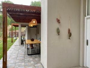 En terrasse eller udendørsområde på Chalet en Pinar del Golf + 2 billeder