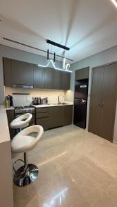 Kuchyň nebo kuchyňský kout v ubytování Boulevard Sea View Luxury 1 BR Next Dubai Mall