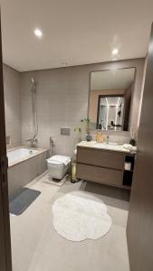 Koupelna v ubytování Boulevard Sea View Luxury 1 BR Next Dubai Mall