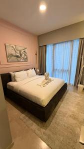 Postel nebo postele na pokoji v ubytování Boulevard Sea View Luxury 1 BR Next Dubai Mall