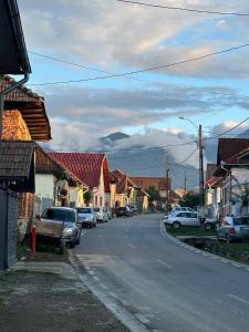 Nespecifikovaný výhled na hory nebo výhled na hory při pohledu z prázdninového domu