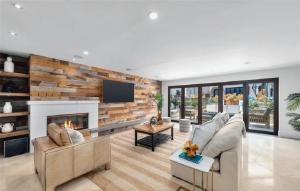 een woonkamer met een bank en een open haard bij Expansive Five Bedroom Beachside Home with Generous Living Space in Hermosa Beach