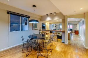 ein Esszimmer und eine Küche mit Tisch und Stühlen in der Unterkunft Estúdios no Centro Histórico de Poa - ELSs in Porto Alegre