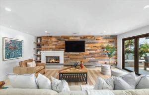 een woonkamer met een bank en een open haard bij Expansive Five Bedroom Beachside Home with Generous Living Space in Hermosa Beach
