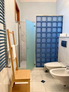 een badkamer met toilet, douche en wastafel bij Casza me in Bronte