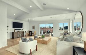 een woonkamer met een bank en een tafel bij Expansive Five Bedroom Beachside Home with Generous Living Space in Hermosa Beach