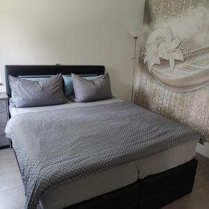 een slaapkamer met een bed met een zwart-wit dekbed bij Ferienwohnung Casa Bianka Erdgeschoss in Fridolfing