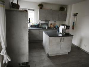 een keuken met een koelkast en een aanrechtblad bij Ferienwohnung Casa Bianka Erdgeschoss in Fridolfing