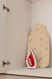 un objet rouge et blanc sur une étagère à côté d'un skateboard dans l'établissement ArtStay - Exclusive Apt Near Metro M1, AC, Parking, à Milan
