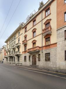 - un bâtiment avec balcon sur le côté d'une rue dans l'établissement ArtStay - Exclusive Apt Near Metro M1, AC, Parking, à Milan