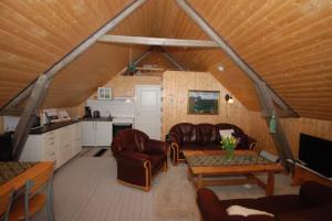 een woonkamer met een bank en een tafel bij Larsen Rorbu Lofoten in Napp